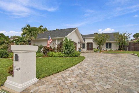 House in Tampa, Florida 4 bedrooms, 201.51 sq.m. № 2393709 - photo 2