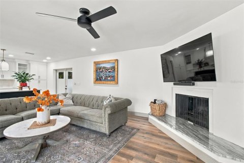 House in Tampa, Florida 4 bedrooms, 201.51 sq.m. № 2393709 - photo 12