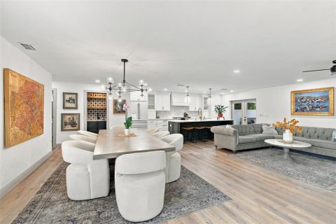 House in Tampa, Florida 4 bedrooms, 201.51 sq.m. № 2393709 - photo 10