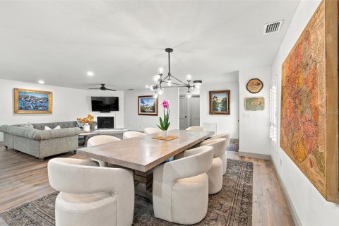 House in Tampa, Florida 4 bedrooms, 201.51 sq.m. № 2393709 - photo 8