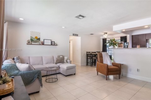 House in Cooper City, Florida 3 bedrooms, 108.6 sq.m. № 1822254 - photo 8