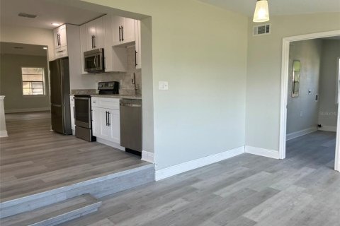 Villa ou maison à louer à Eustis, Floride: 2 chambres, 139.35 m2 № 2431725 - photo 10