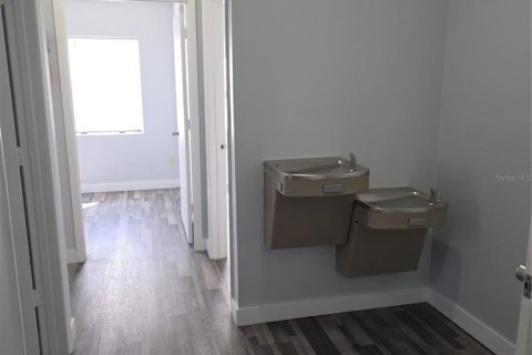 Immobilier commercial à louer à Orlando, Floride: 148.18 m2 № 2103313 - photo 2