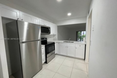 Condominio en alquiler en Miami, Florida, 2 dormitorios, 88.81 m2 № 2058191 - foto 2