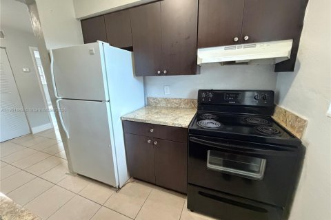Снять в аренду квартиру в Форт-Лодердейл, Флорида 1 спальня, 58.53м2, № 1953222 - фото 1