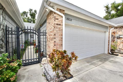 Townhouse in Tampa, Florida 2 bedrooms, 107.86 sq.m. № 2393870 - photo 2