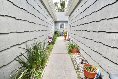 Townhouse in Tampa, Florida 2 bedrooms, 107.86 sq.m. № 2393870 - photo 3