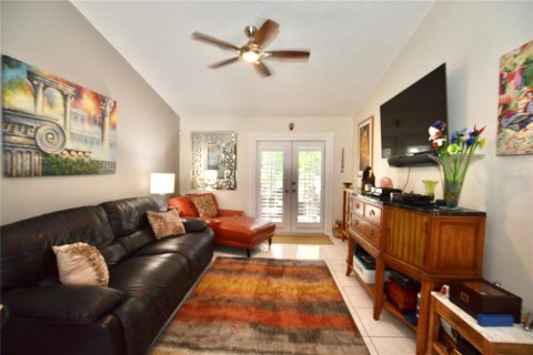 Townhouse in Tampa, Florida 2 bedrooms, 107.86 sq.m. № 2393870 - photo 10