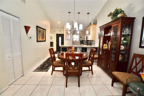 Townhouse in Tampa, Florida 2 bedrooms, 107.86 sq.m. № 2393870 - photo 13