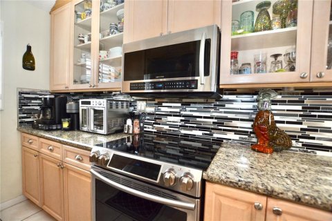 Townhouse in Tampa, Florida 2 bedrooms, 107.86 sq.m. № 2393870 - photo 18