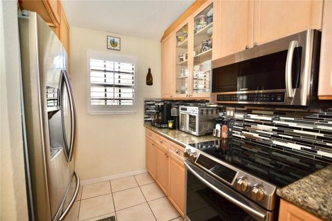 Townhouse in Tampa, Florida 2 bedrooms, 107.86 sq.m. № 2393870 - photo 16