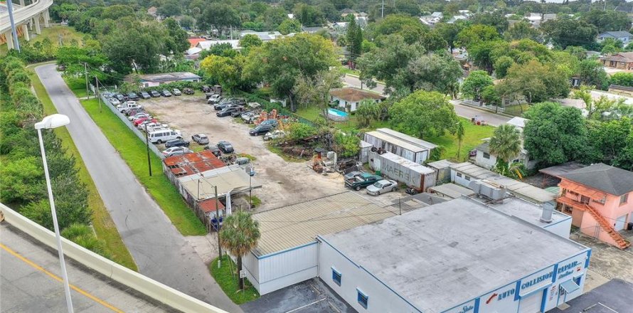 Commercial property in Tampa, Florida 384.06 sq.m. № 2390960
