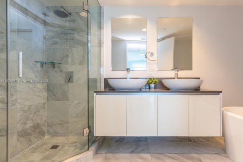 Купить кондоминиум в Бей-Харбор-Айлендс, Флорида 2 спальни, 106.09м2, № 1927699 - фото 26