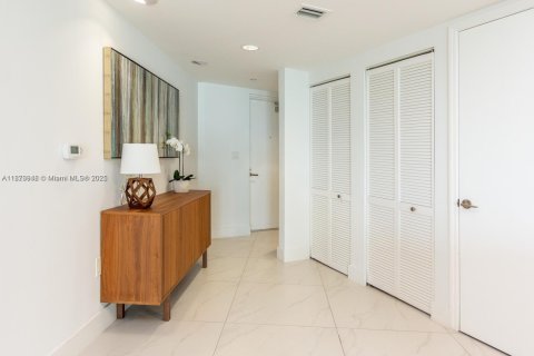 Купить кондоминиум в Бей-Харбор-Айлендс, Флорида 2 спальни, 106.09м2, № 1927699 - фото 3