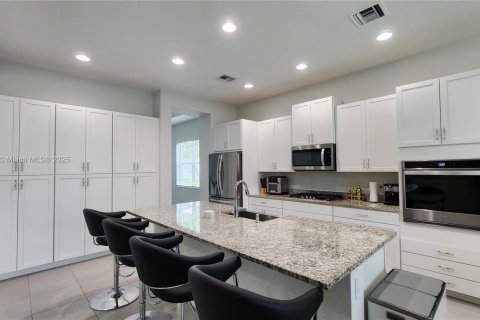 House in Westlake, Florida 3 bedrooms, 228.91 sq.m. № 1891079 - photo 10