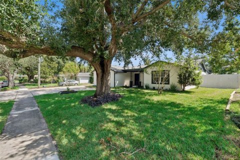 House in Casselberry, Florida 5 bedrooms, 261.71 sq.m. № 2295044
