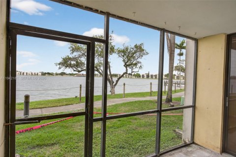 Купить кондоминиум в Окленд-Парк, Флорида 2 спальни, 85.47м2, № 2062873 - фото 28