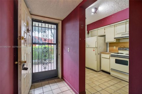 Купить кондоминиум в Окленд-Парк, Флорида 2 спальни, 85.47м2, № 2062873 - фото 3