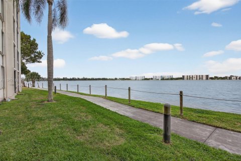 Купить кондоминиум в Окленд-Парк, Флорида 2 спальни, 85.47м2, № 2062873 - фото 30