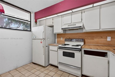 Купить кондоминиум в Окленд-Парк, Флорида 2 спальни, 85.47м2, № 2062873 - фото 6