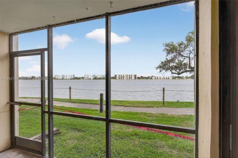 Купить кондоминиум в Окленд-Парк, Флорида 2 спальни, 85.47м2, № 2062873 - фото 27