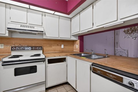 Купить кондоминиум в Окленд-Парк, Флорида 2 спальни, 85.47м2, № 2062873 - фото 5