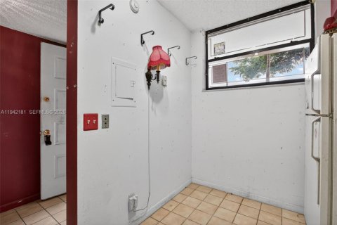 Купить кондоминиум в Окленд-Парк, Флорида 2 спальни, 85.47м2, № 2062873 - фото 7