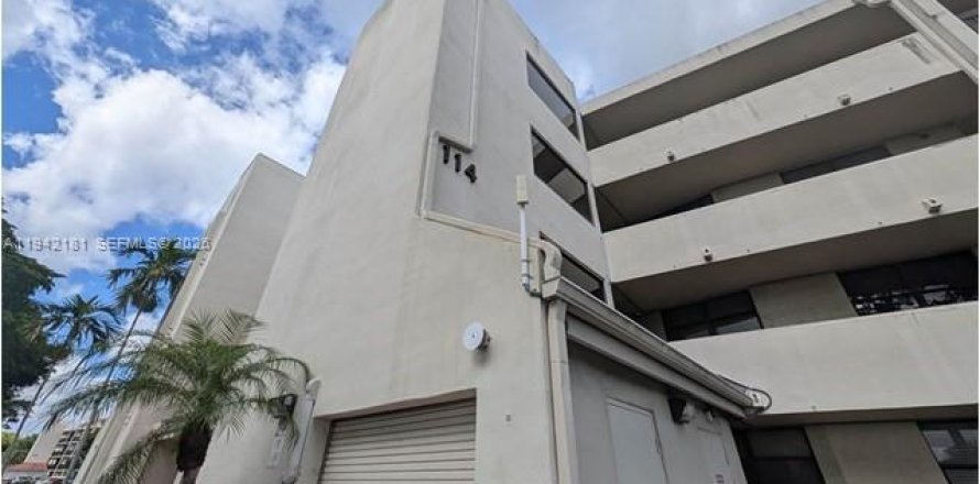 Кондоминиум с 2 спальнями в Окленд-Парк, Флорида № 2062873