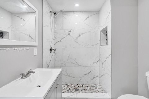 Immobilier commercial à vendre à Fort Lauderdale, Floride: 75.81 m2 № 2370398 - photo 13