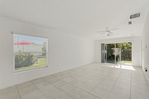 Villa ou maison à vendre à Palm Bay, Floride: 3 chambres, 134.8 m2 № 2391329 - photo 4