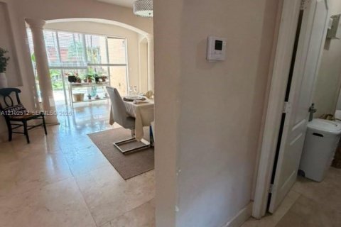 Villa ou maison à vendre à Doral, Floride: 5 chambres, 337.79 m2 № 2407420 - photo 16