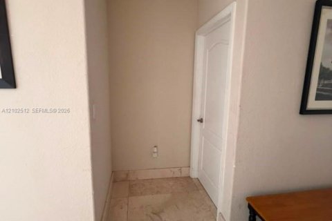 Villa ou maison à vendre à Doral, Floride: 5 chambres, 337.79 m2 № 2407420 - photo 9