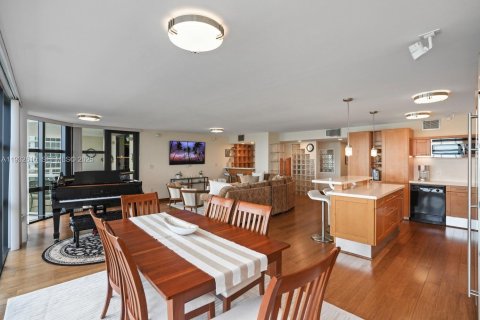 Condo in Miami Beach, Florida, 2 bedrooms № 1991336 - photo 4