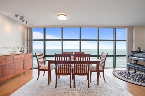 Condo in Miami Beach, Florida, 2 bedrooms № 1991336 - photo 3