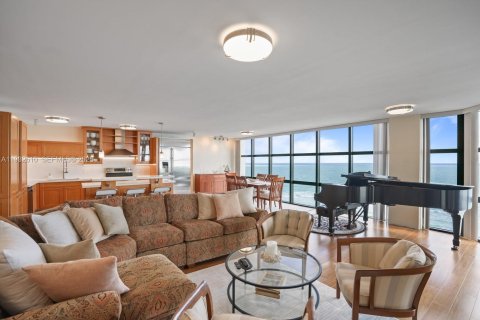 Condo in Miami Beach, Florida, 2 bedrooms № 1991336 - photo 2
