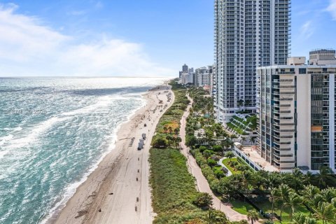 Condo in Miami Beach, Florida, 2 bedrooms № 1991336 - photo 1