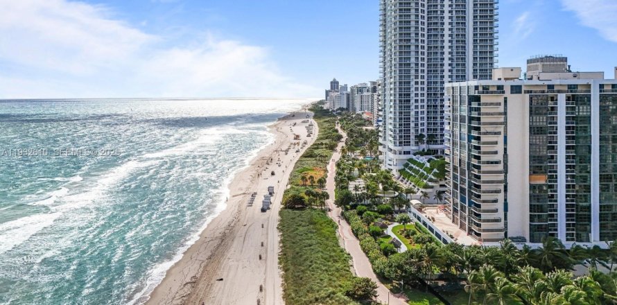 Condo in Miami Beach, Florida, 2 bedrooms № 1991336
