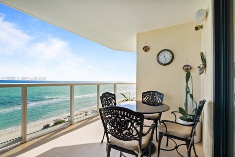 Condo in Miami Beach, Florida, 2 bedrooms № 1991336 - photo 12