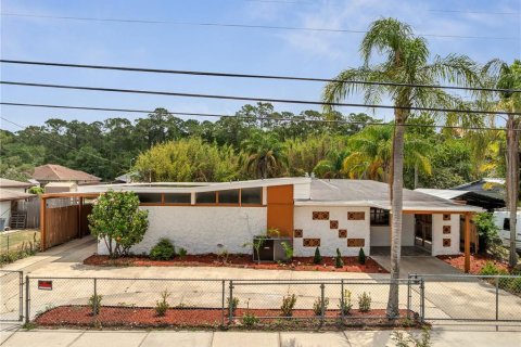 House in Orlando, Florida 4 bedrooms, 156.63 sq.m. № 1684571 - photo 1