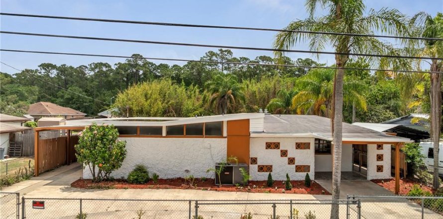 House in Orlando, Florida 4 bedrooms, 156.63 sq.m. № 1684571