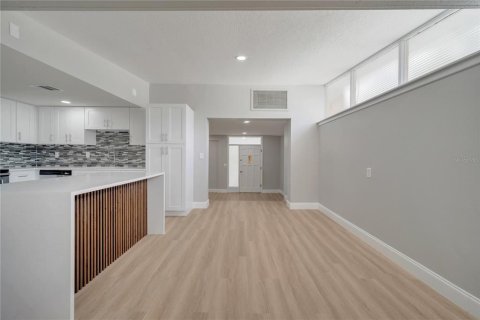 House in Orlando, Florida 4 bedrooms, 156.63 sq.m. № 1684571 - photo 24