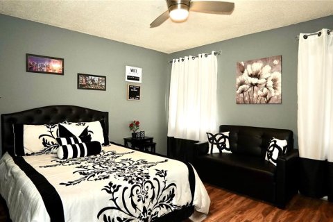 House in Spring Hill, Florida 4 bedrooms, 185.71 sq.m. № 1717483 - photo 11