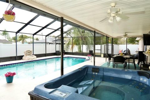 House in Spring Hill, Florida 4 bedrooms, 185.71 sq.m. № 1717483 - photo 22