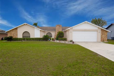 House in Spring Hill, Florida 4 bedrooms, 185.71 sq.m. № 1717483 - photo 1