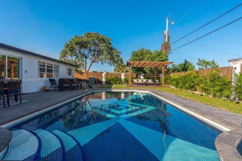 Casa en alquiler en Palm Beach Gardens, Florida, 4 dormitorios, 144 m2 № 1924830 - foto 1