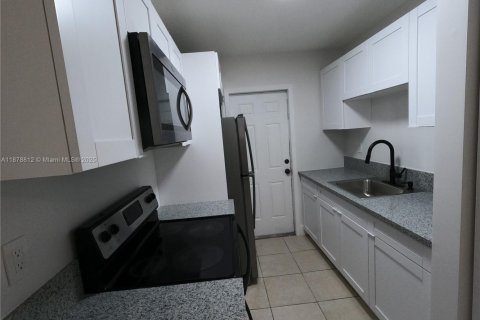 Casa en alquiler en Homestead, Florida, 3 dormitorios, 121.79 m2 № 1928794 - foto 13