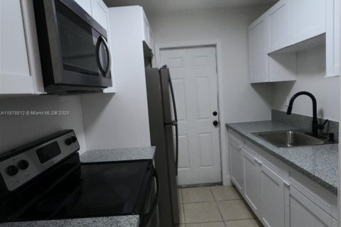 Casa en alquiler en Homestead, Florida, 3 dormitorios, 121.79 m2 № 1928794 - foto 14