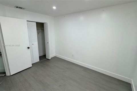 Adosado en venta en Hialeah, Florida, 3 dormitorios, 133.5 m2 № 2001672 - foto 12