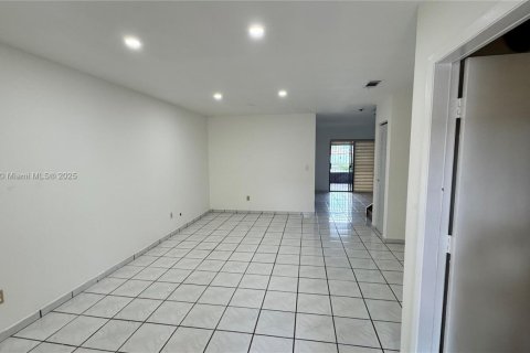 Adosado en venta en Hialeah, Florida, 3 dormitorios, 133.5 m2 № 2001672 - foto 27