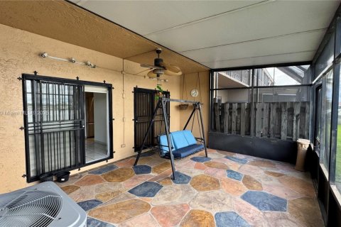 Adosado en venta en Hialeah, Florida, 3 dormitorios, 133.5 m2 № 2001672 - foto 24